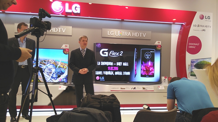 Marek Sojak pri prezentácii produktu G Flex 2 v Bory Mall Bratislava