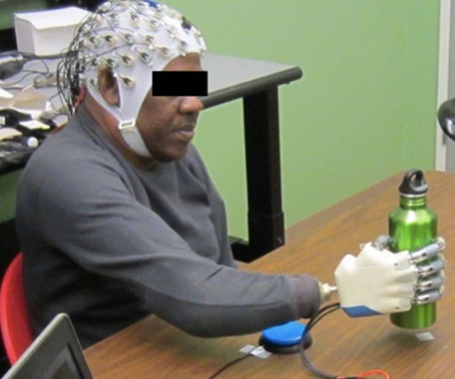 Bionická protéza ovládaná mozgom bez invazívneho zásahu (foto: University of Houston)