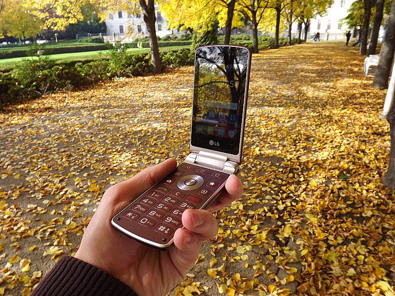 LG H410 Wine Smart veľkosťou pripomína niekdajšieho kráľa smartfónov, Nokia N93.