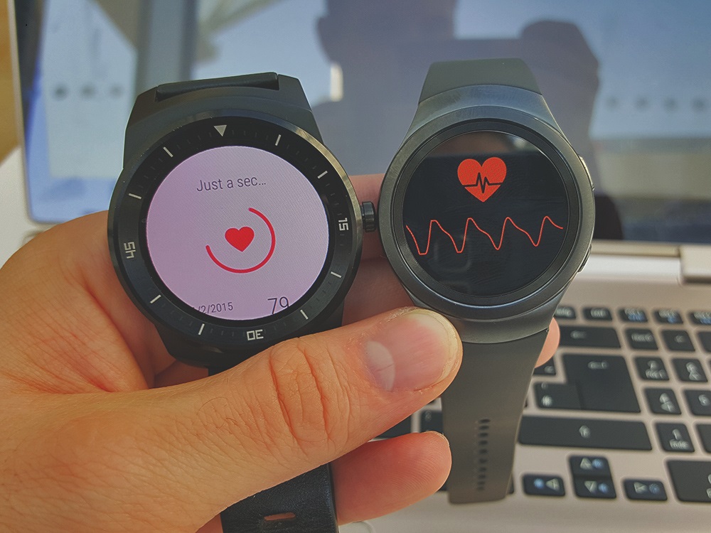 Senzory srdcového tepu. Vľavo LG G Watch, vpravo Samsung Gear S2 Urban (Foto: Erik Stríž)