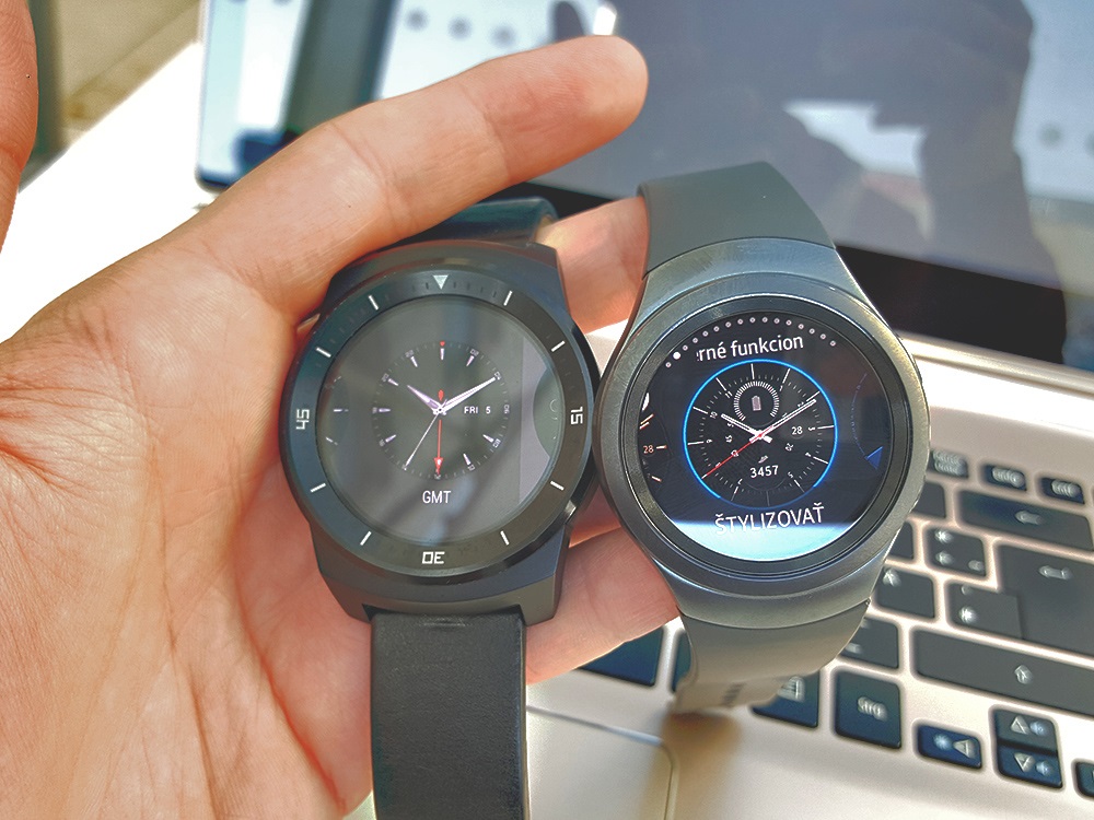 Vľavo LG G Watch, vpravo Samsung Gear S2 Urban (Foto: Erik Stríž)