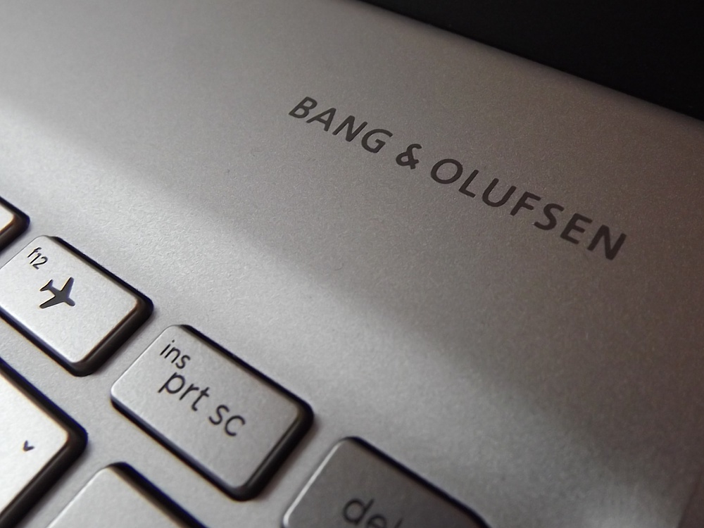 HP Envy 13 ponúka zvuk so značkou Bang & Olufsen. Pravda je taká, že samotné reproduktory nie sú od tejto značky, majú iba jej certifikáciu. Notebook má dobrý zvuk, ale ešte má malé rezervy.