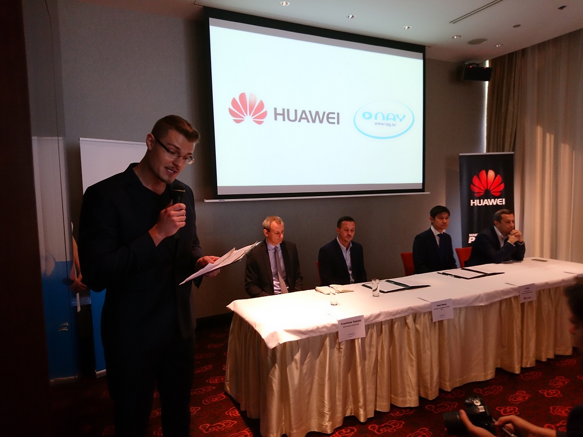 Zľava František Vámoši (Nay), Emil Huraj (Nay), Yi Shi (Huawei) a Radoslaw Kedzia (Huawei)