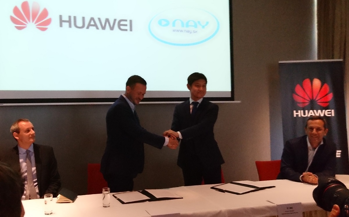 Zmluvu o strategickom partnerstve podpísali Emil Huraj (Nay) a Yi Shi (General Manager Huawei SK). (foto: 3Digital.sk)
