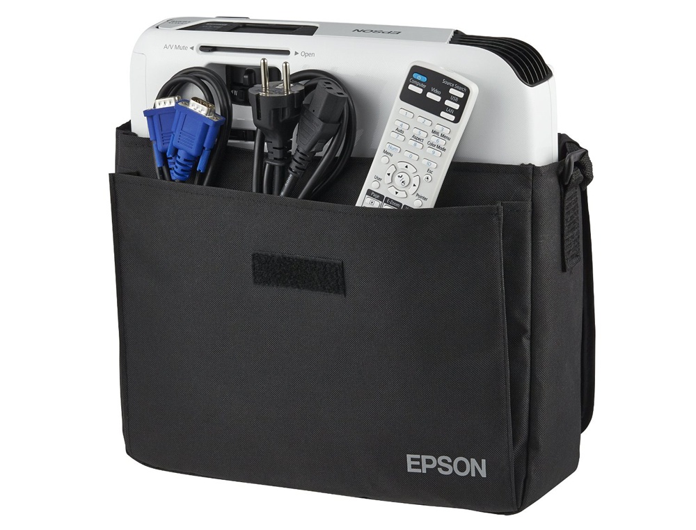 Cenovo dostupný projektor Epson EB-S04 so všetkým, čo je v balení: projektor, D-Sub kábel, diaľkový ovládač, napájací kábel, praktická textílna brašňa a, samozrejme, manuál.