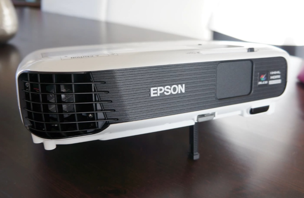 Cenovo dostupný projektor Epson EB-S04